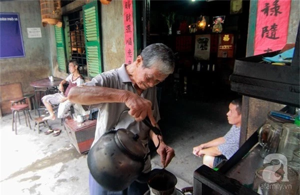 Những quán cà phê vợt tuổi đời hơn nửa thế kỷ níu người Sài Gòn