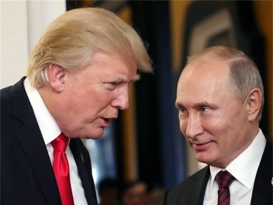  Tổng thống Mỹ Donald Trump (trái) và người đồng cấp Nga Putin. (Ảnh: EPE) 