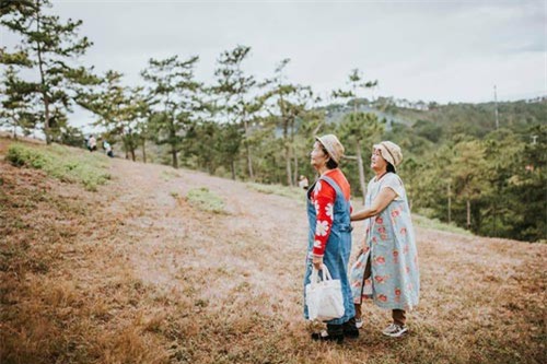 Bộ ảnh hai cụ bà U80 nắm tay nhau đi du lịch Đà Lạt gây “sốt” cộng đồng