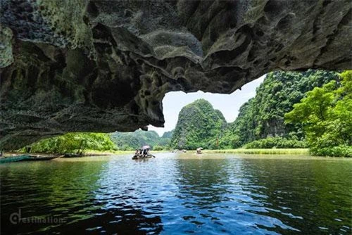 Tam Cốc - Bích Động nằm cách quốc lộ 1A 2km, thành phố Ninh Bình 7km, thành phố Tam Điệp 9km. Ảnh: Destination.