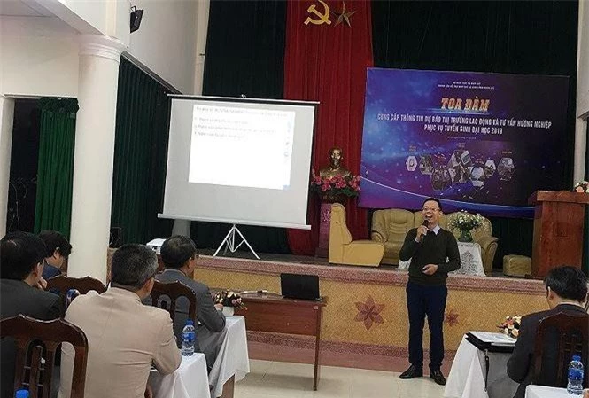  TS.Trần Văn Tình chia sẻ thông tin với học sinh trường THPT Việt Đức, Hà Nội tại buổi tọa đàm