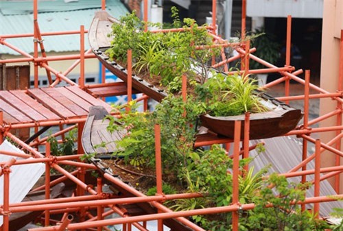 Quán cà phê làm từ trăm giàn giáo hết 2 tỷ đồng ở Sài Gòn