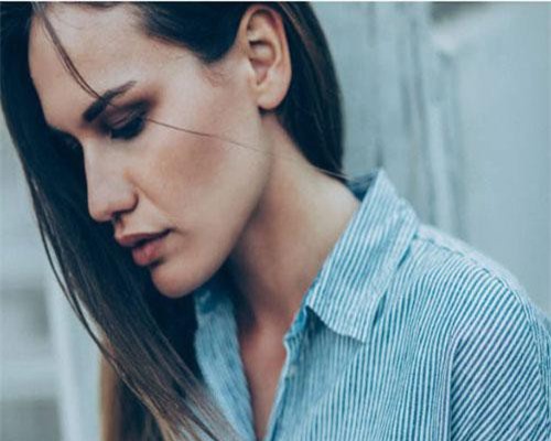 Tôi khổ sở vì luôn bị bố chồng nói xấu