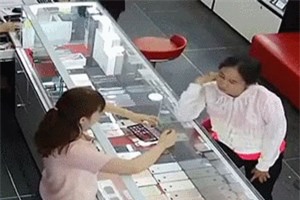 Clip: Giả vờ mua điện thoại, 'nữ quái' trộm Iphone X trong nháy mắt