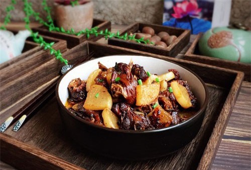 Gà kho củ cải mềm ngon thế này thì ai ăn cũng khoái