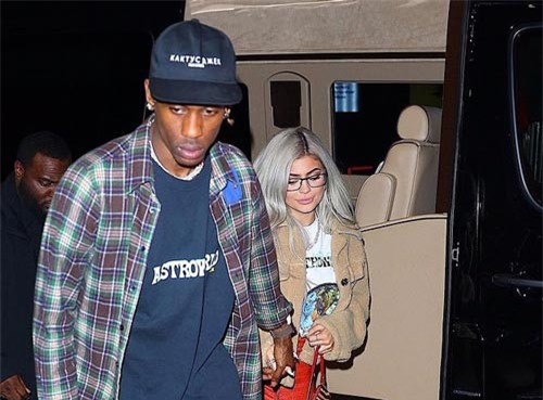 Kylie Jenner xinh đẹp ra phố cùng bạn trai