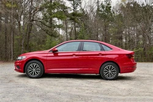 10. Volkswagen Jetta 2019 (giá khởi điểm: 19.440 USD).