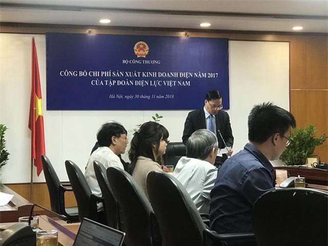 Lỗ hơn 1.300 tỷ đồng, EVN "tính chuyện" tăng giá điện