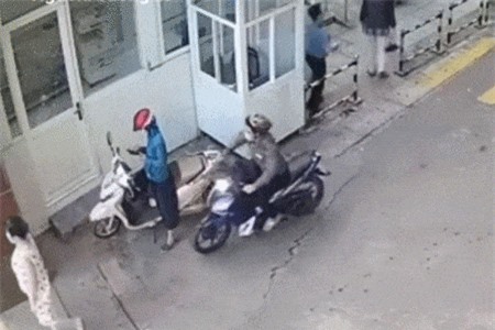 Clip: Nam thanh niên cướp điện thoại ngay chốn đôn người