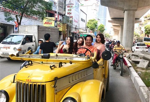 Quang Tèo lái "siêu xe" diễu phố cùng 3 chân dài sexy náo loạn khu Cầu Giấy