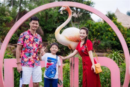 Vợ chồng Bảo Thanh nhổ răng cho con bằng ôtô đồ chơi