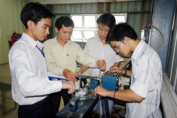 chuyên ngành dày đặc dẫn đến việc nhồi nhét kiến thức kinh nghiệm và quy trình sản suất có sẵn, là một trong những nguyên nhân khiến sinh viên mất hứng thú học tập và không đủ năng lực nhận thức độc lập, và tư duy sáng tạo sau khi tốt nghiệp