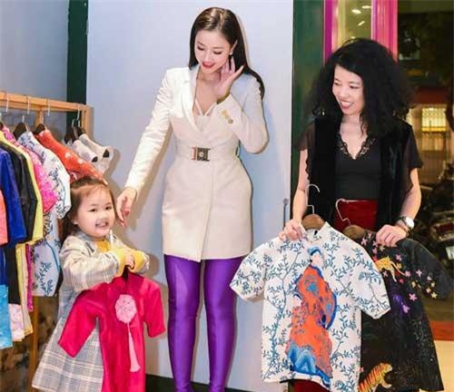 Maya cùng con gái đi thử đồ dự show thời trang