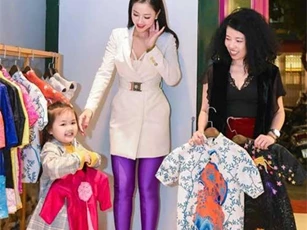 Maya cùng con gái đi thử đồ dự show thời trang