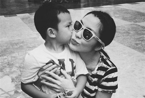 Lần đầu tiên, Tăng Thanh Hà phô bày toàn bộ cuộc sống của “bà mẹ bỉm sữa” với công chúng