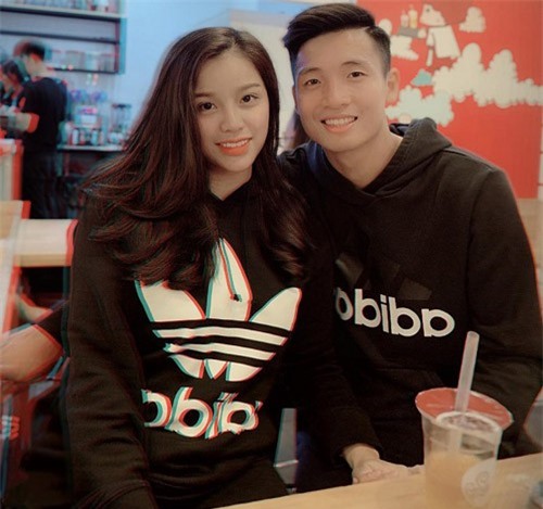 Bùi Tiến Dũng và bạn gái diện "áo đôi" với vợ chồng Beckham