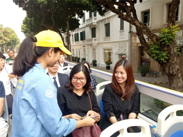 Chị Nguyễn Thanh Nhàn và bạn không giấu nổi thích thú khi lần đầu tiên trải nghiệm du lịch Hà Nội bằng xe buýt 2 tầng