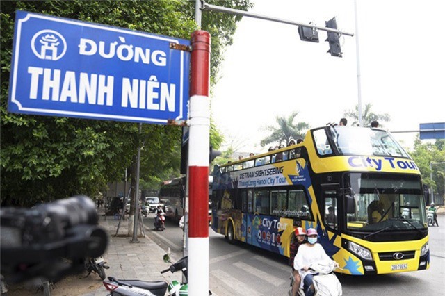 Ông Nguyễn Tất Hiếu, đại diện công ty Vietnamtourism-Hanoi – đơn vị đầu tư, khai thác tuyến bus mới này cho biết, cả 3 xe buýt 2 tầng đều đạt tiêu chuẩn khí thải Euro 4, mỗi xe giá 6-7 tỷ đồng. Xe sẽ được chạy thử nghiệm miễn phí đón tiếp du khách trong và ngoài nước tham quan Hà Nội trong các ngày từ 30/11-2/12 trước khi đi vào chạy chính thức.