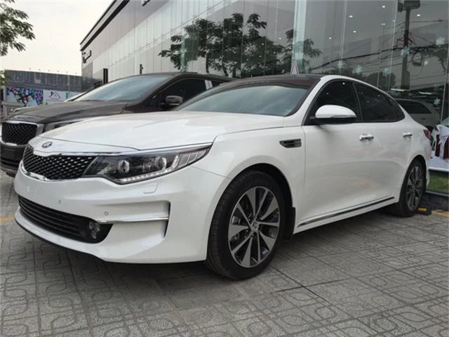 Kia Optima giảm giá gần 40 triệu đồng tại đại lý: Cạnh tranh Toyota Camry bằng giá hạng C - Ảnh 1.