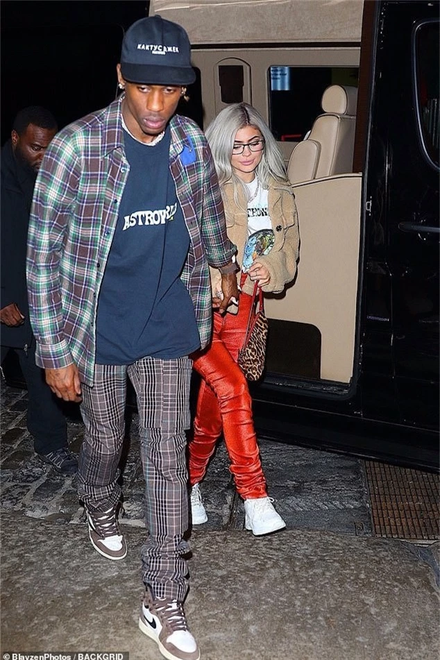  Kylie Jenner xuất hiện bên bạn trai Travis Scott trên đường phố New York ngày 27/11 vừa qua 