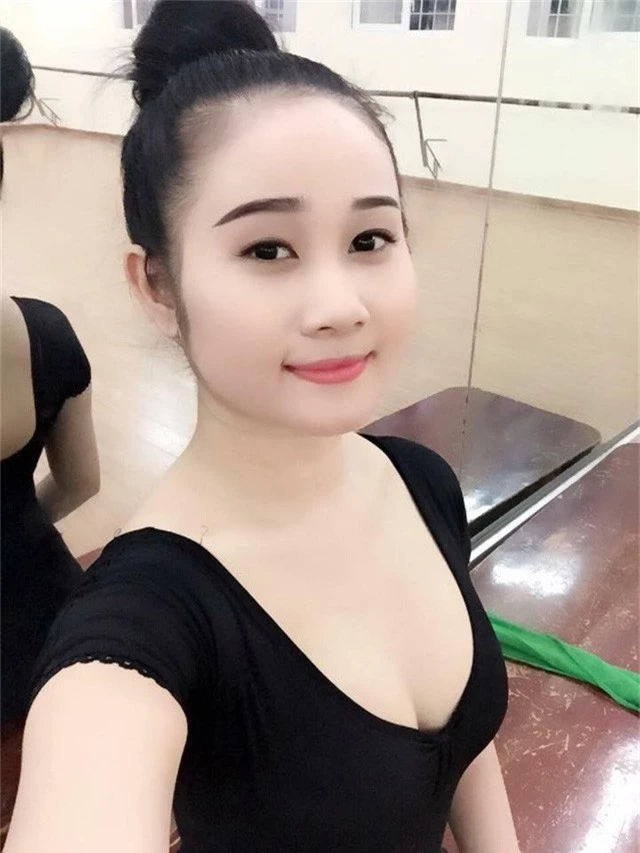 Ngọc Quyên sở hữu gương mặt xinh xắn, làn da trắng cùng nụ cười má lúm đồng tiền vô cùng duyên dáng.