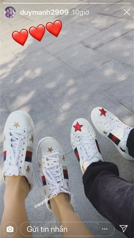 Duy Mạnh cũng kín đáo đăng bức hình giày đôi cùng bạn gái lên trang story của Instagram.