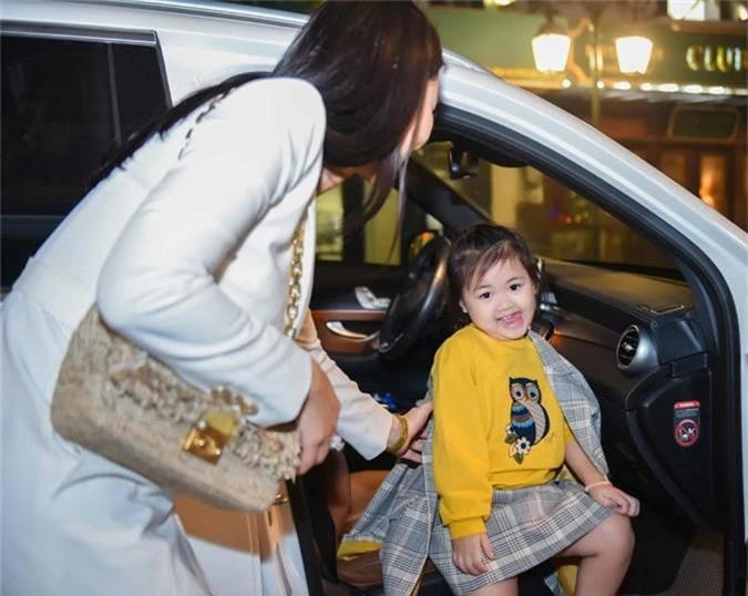 Để chuẩn bị cho lần tái xuất này, tối 29/11, Maya đã đến showroom của NTK Hà Linh Thư thử đồ. Cô tự lái xe tiền tỷ, đưa cả con gái đầu lòng Bồ Cầu đi theo để chọn trang phục cho mẹ.