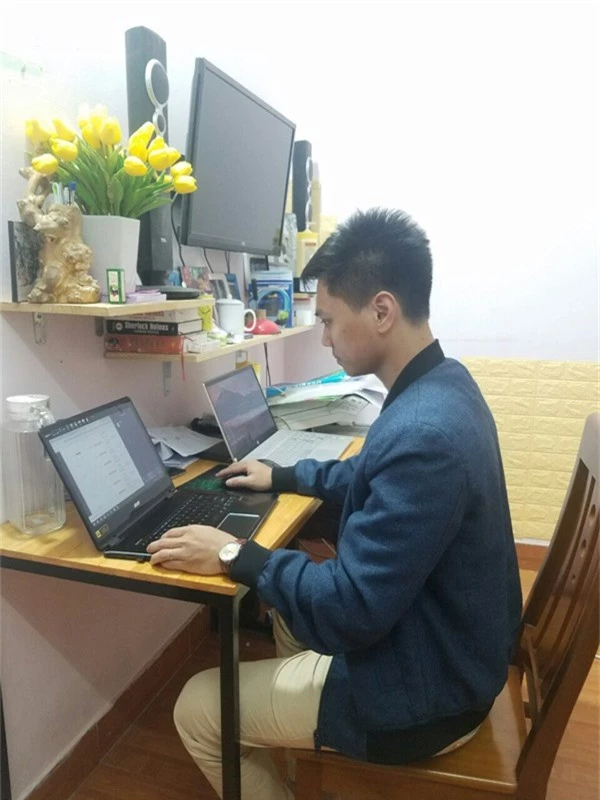 Với một chiếc máy tính kết nối mạng, chị Hương và các thành viên có thể quản lý gian hàng online trên Shopee một cách dễ dàng.