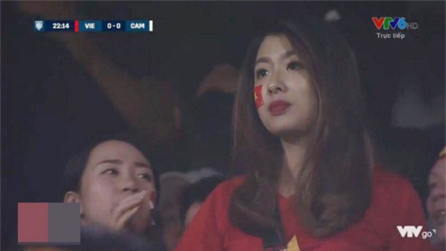  Hồng Ngọc (21 tuổi) khiến fan bóng đá rần rần chỉ sau vài giây xuất hiện trên sóng truyền hình. 