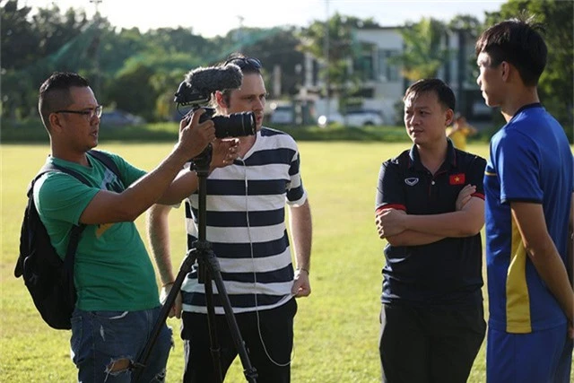  Nhóm phóng viên của BTC giải AFF Cup 2018 theo sát buổi tập của đội tuyển Việt Nam 
