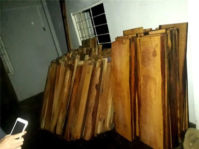 Số gỗ được lực lượng Công xã Tiên Lãnh phát hiện trên xe tải và trong kho nhà máy thủy điện Sông Tranh 3
