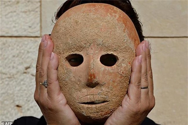 Mặt nạ cổ bằng đá sa thạch có niên đại 9.000 năm.