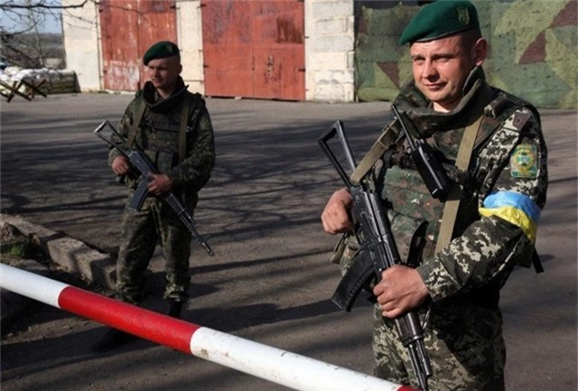  Lính biên phòng Ukraine đứng gác gần biên giới Nga. (Ảnh: AFP) 