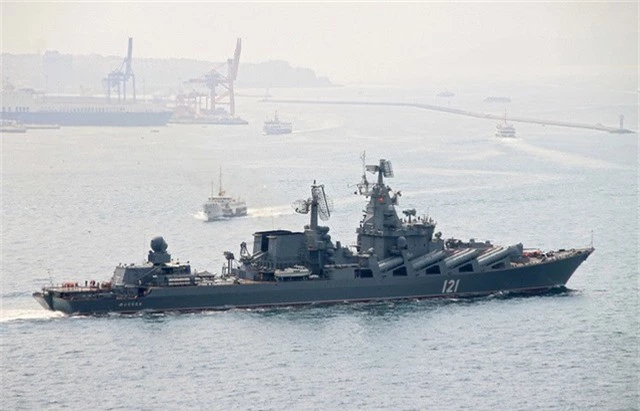 Một tàu chiến Nga đi qua eo biển Bosporus của Thổ Nhĩ Kỳ (Ảnh minh họa: EPA)