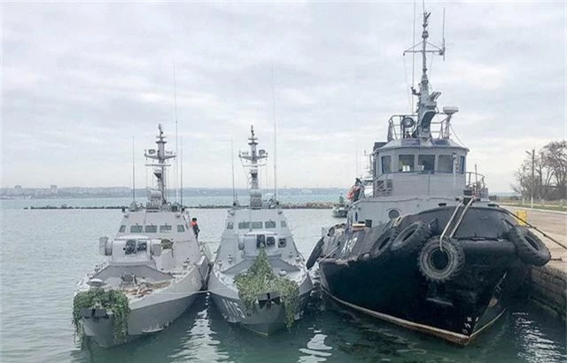  Ba tàu hải quân Ukraine bị bắt giữ tại Crimea sau khi bị cáo buộc xâm phạm lãnh hải Nga ở eo biển Kerch. (Ảnh: Tass) 