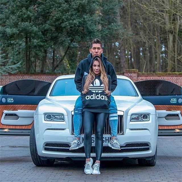 Firmino là vợ Larissa cùng các con thường mặc đồ casual của thương hiệu thể thao nổi tiếng nhất hành tinh