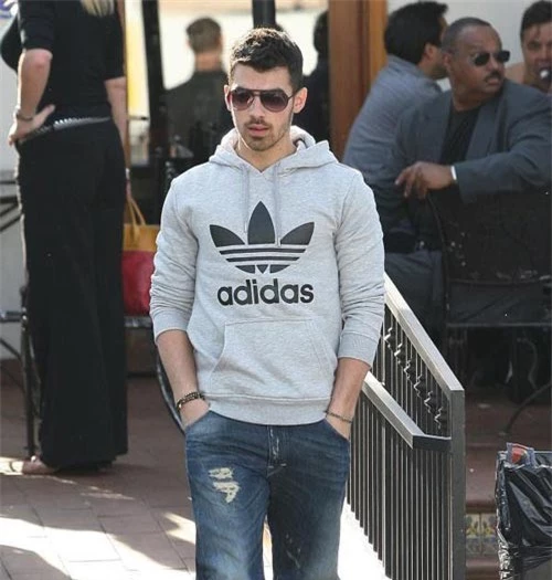 Joe Jonas mặc phiên bản áo hoodie sáng màu như Beckham.