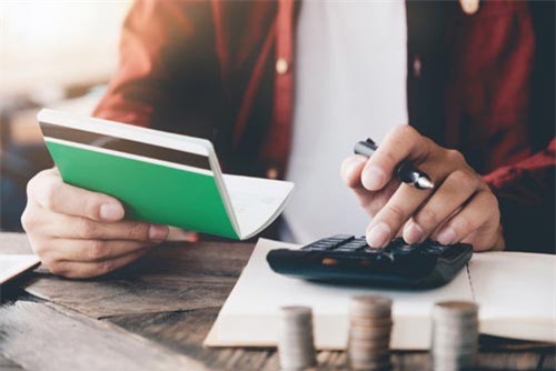 Mua bảo hiểm hay gửi tiền ngân hàng: Cái nào lợi hơn?