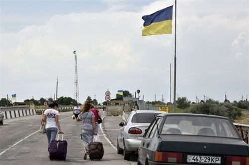 Ukraine cấm người nước ngoài đến Crimea sau cuộc đụng độ trên biển với Nga