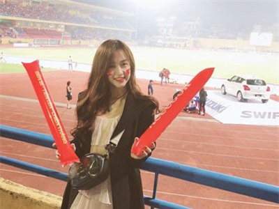 Ngắm nhìn nhan sắc xinh đẹp của 4 nữ CĐV khi đi xem AFF Cup