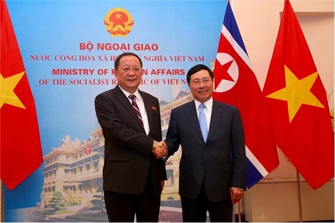 Phó Thủ tướng, Bộ trưởng Ngoại giao Phạm Bình Minh đón Bộ trưởng Ngoại giao Ri Yong-ho. (Ảnh: LĐO)