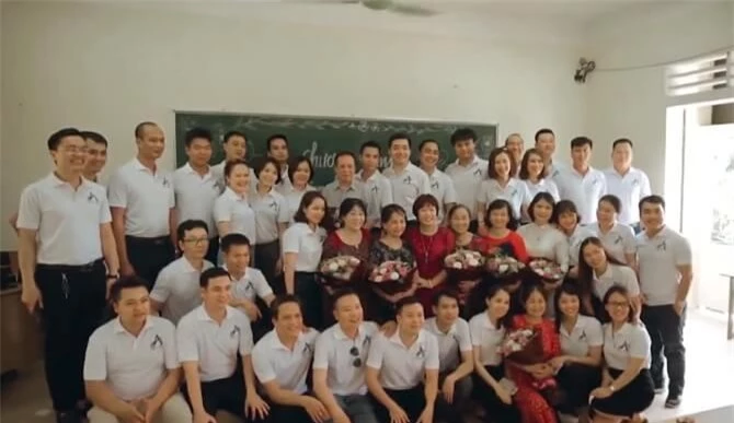 Buổi hợp lớp sau 20 năm nhưng vẫn không thiếu thành viên nào. Buổi hợp lớp sau 20 năm nhưng vẫn không thiếu thành viên nào.