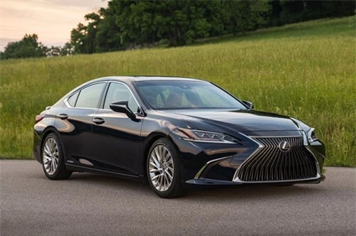 10. Lexus ES 300h 2019 (tổng quãng đường di chuyển mỗi lần tiếp nhiên liệu: 956 km).