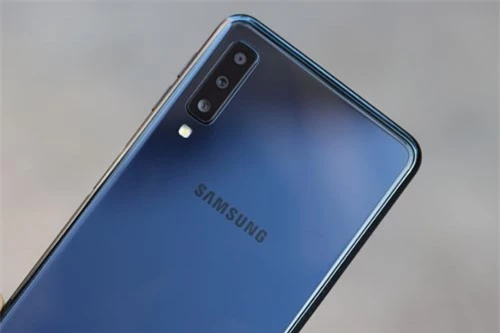 Samsung Galaxy A7 2018 (3 camera sau).