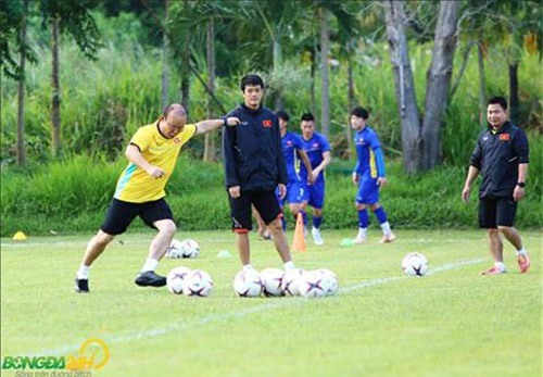 Thầy Park tập thể dục và sút bóng vào xà ngang trong buổi tập của ĐT Việt Nam.