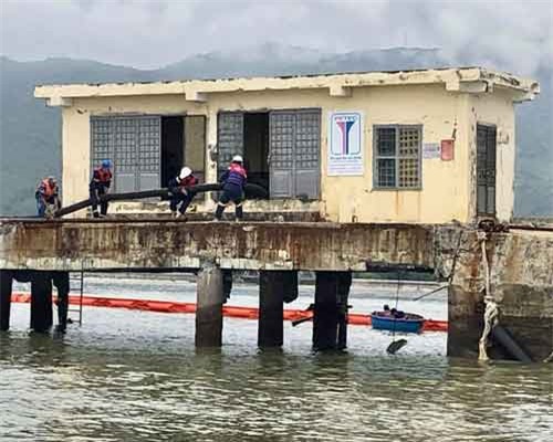 Tàu chở dầu đâm cầu cảng, xăng dầu rò rỉ ra biển