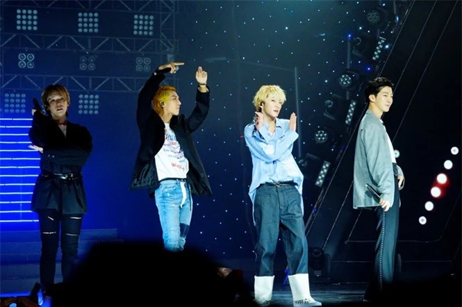 Mino (thứ hai từ trái sang) cùng các thành viên nhóm Winner biểu diễn tại nhà hát Hòa Bình hồi tháng 8 vừa qua ẢNH: MỸ LINH
