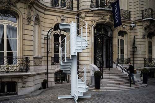 Đại gia bí ẩn chi 4,4 tỷ mua... một đoạn cầu thang cũ