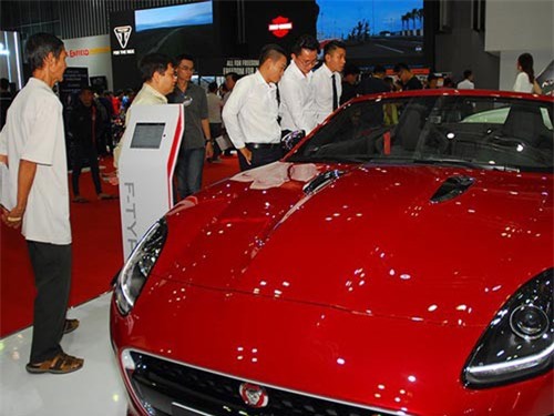 Người mua ô tô mất oan cả trăm triệu đồng vì lệ phí trước bạ