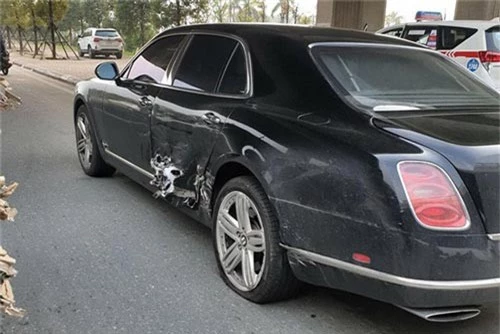 Bentley Mulsanne hàng chục tỷ đồng bị thủng sườn sau va chạm liên hoàn tại Hà Nội. Hậu quả sau tai nạn khá nặng nề với chiếc xe siêu sang Bentley Mulsanne. Rất may, thiệt hại về người không có. (CHI TIẾT)
